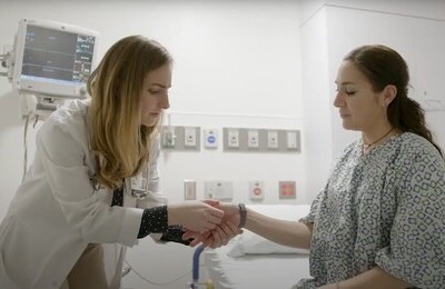 Кодирование Аквилонг в Кинеле Врач держит пациентку за руку