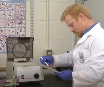 Клиника лечения наркозависимости в Кинеле Врач в кабинете клиники